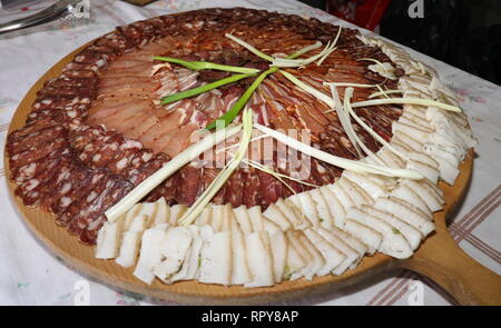 Lukanka ist eine Bulgarische Salami einzigartig zu bulgarischen Küche. Lukanka ist semi-getrocknet, hat eine Flache zylindrische Form, und bräunlich-roten Interieur Stockfoto