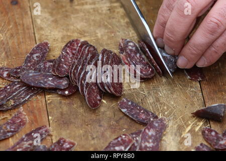 Lukanka ist eine Bulgarische Salami einzigartig zu bulgarischen Küche. Lukanka ist semi-getrocknet, hat eine Flache zylindrische Form, und bräunlich-roten Interieur Stockfoto