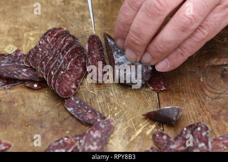 Lukanka ist eine Bulgarische Salami einzigartig zu bulgarischen Küche. Lukanka ist semi-getrocknet, hat eine Flache zylindrische Form, und bräunlich-roten Interieur Stockfoto