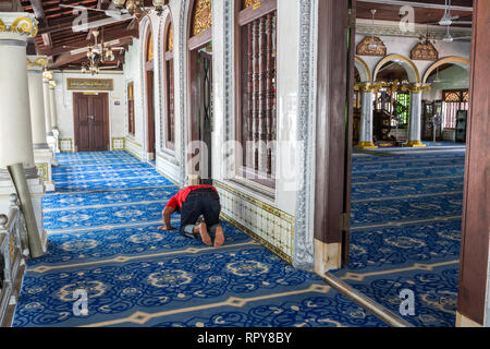 Anbeter beten in Flur außerhalb des Gebets Halle von Kampung Kling Moschee Masjid Kampung Kling, Melaka, Malaysia. Stockfoto