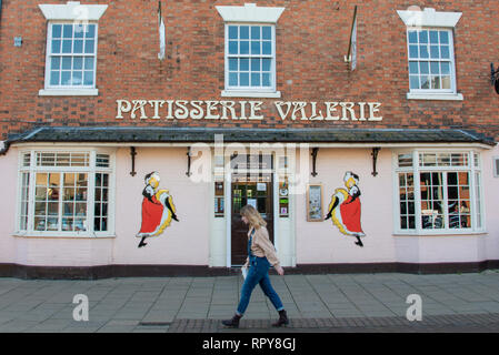 Stratford-upon-Avon, Warwickshire, England UK 22. Februar2019 Front von Patisserie Valerie mit Fahnen Stockfoto
