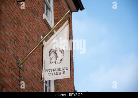 Stratford-upon-Avon, Warwickshire, England UK 22. Februar2019 Front von Patisserie Valerie mit zerrissenen Flagge Stockfoto