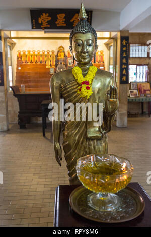 Stehender Buddha am Eingang der buddhistischen Tempel Siang Lin Siehe (Xiang Lin Si), Melaka, Malaysia. Stockfoto