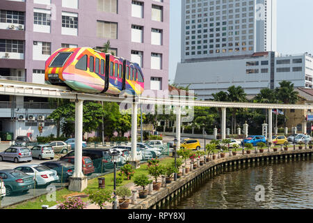 Monorail entlang dem Fluss Melaka, Melaka, Malaysia. Stockfoto