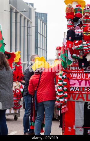 CARDIFF, VEREINIGTES KÖNIGREICH. 23. Februar 2019. Merchandise stände im Zentrum von Cardiff, Verkauf von erinnerungsstücken vor der England V Wales sechs Nationen Stockfoto