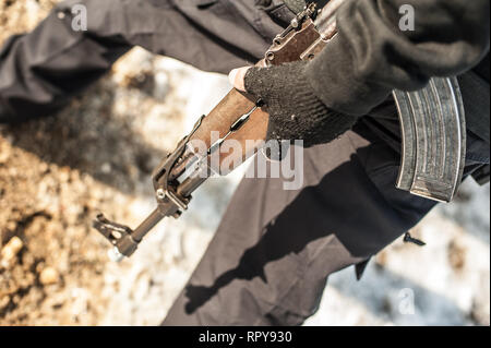 Soldat mit kalaschnikow riffle Maschinengewehr auf im Schießstand. Waffe schießen und Waffen Stockfoto