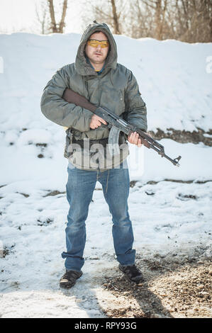 Soldat mit kalaschnikow riffle Maschinengewehr auf im Schießstand. Waffe schießen und Waffen Stockfoto