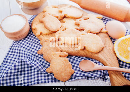 Ostern symbol Konzept. Kekse mit Zutaten. Cookies backen Ostern bunny-förmige Stockfoto