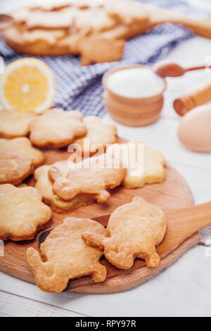 Bunny-förmige Cookies mit Zutaten aus Holz- Hintergrund. Feiern Ostern Stockfoto