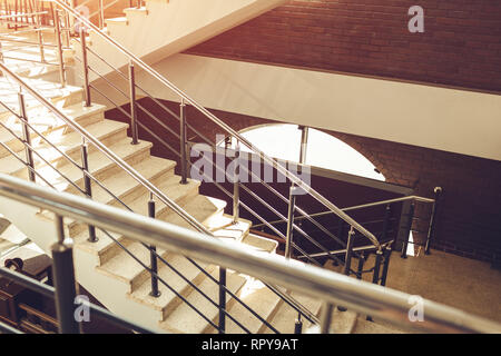 Treppe in der modernen Business center Gebäude. Evakuierungssysteme verlassen. Treppen in Shopping Center. White Ladder durch Fenster im Hotel. Städtische Architektur Stockfoto