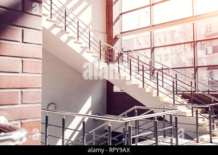 Treppe in der modernen Business center Gebäude. Evakuierungssysteme verlassen. Treppen in Shopping Mall. White Ladder durch Fenster im Hotel. Die städtische Architektur. Stockfoto