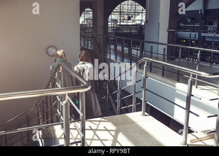 Treppe in der modernen Business center Gebäude. Evakuierungssysteme verlassen. Treppen in Shopping Center. White Ladder durch Fenster im Hotel. Städtische Architektur Stockfoto