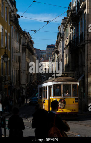 Lissabon, Portugal - 17. Februar 2018: Die 28 Straßenbahn Electrico (28) in einer ruhigen Straße in der Baixa, in der Stadt Lissabon, Portugal Stockfoto