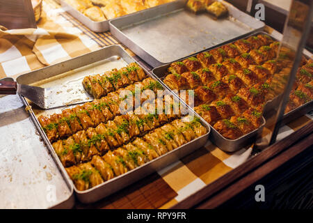 Sortiment von Türkisches Baklava mit Pistazien auf Cafe präsentieren. Süße baklawa auf Tablett im Store. Arabisch Dessert. Türkische Küche. Stockfoto