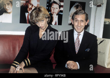 NACKT IM CABRIO/D 1996/Sven Severin/Lady Di (SHARON LANGNER), Prinz Charles (PETER HUGO) C 40835/Überschrift: NACKT IM CABRIO/D 1996 Stockfoto