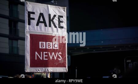 Ein Plakat sagen FAKE BBC News während der Protestaktion außerhalb der BBC-Hauptsitz in Manchester zu sehen. Bis zu Rassismus (SUTR) der Zähler-Protest, nach Robinson, realen Namen Stephen Yaxley-Lennon, kuendigte an, er werde einen Protest gegen die BBC an der Salford Media City Holding werden genannt. Stockfoto