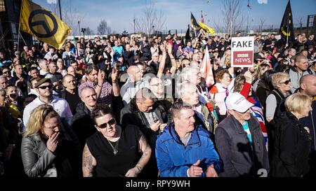 Tausende Demonstranten sind gesehen Sammlung außerhalb der BBC Hauptsitz während des Protestes. Bis zu Rassismus (SUTR) der Zähler-Protest, nach Robinson, realen Namen Stephen Yaxley-Lennon, kuendigte an, er werde einen Protest gegen die BBC an der Salford Media City Holding werden genannt. Stockfoto