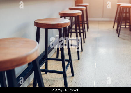 Leere Cafe. Stühle aus Holz neben der Theke. Sitze in Reihe Stockfoto