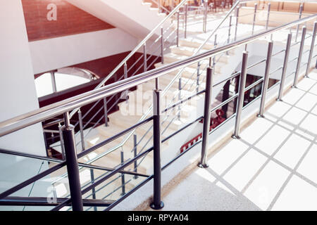 Treppe in der modernen Business center Gebäude. Evakuierungssysteme verlassen. Treppen in Shopping Mall. White Ladder durch Fenster im Hotel. Die städtische Architektur. Stockfoto
