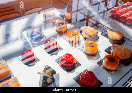 Auswahl an verschiedenen Kuchen im Cafe präsentieren. Vielzahl von Geschmacksrichtungen. Schokolade und Kuchen mit Früchten und Marmelade. Stockfoto