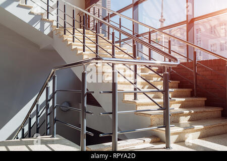 Treppe in der modernen Business center Gebäude. Notausgang. Treppen in Shopping Center. White Ladder durch Fenster im Hotel. Stockfoto