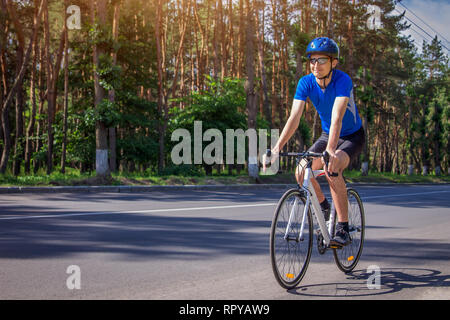 Biker Reiten auf der Autobahn durch den Wald Stockfoto