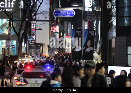 Myeong Dong, Seoul/Südkorea - 31. März 2018: Leute einkaufen bei späten Stunden. Stockfoto