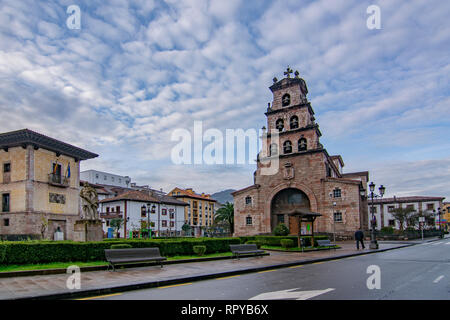 Cangas de Onis, Asturien, Spanien; Januar 2016: Kirche Mariä Himmelfahrt Cangas de Onis und die Statue von Don Pelayo, erster König von Spanien Stockfoto