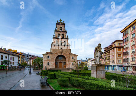 Cangas de Onis, Asturien, Spanien; Januar 2016: Kirche Mariä Himmelfahrt Cangas de Onis und die Statue von Don Pelayo, erster König von Spanien Stockfoto