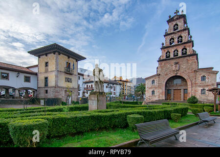 Cangas de Onis, Asturien, Spanien; Januar 2016: Kirche Mariä Himmelfahrt Cangas de Onis und die Statue von Don Pelayo, erster König von Spanien Stockfoto