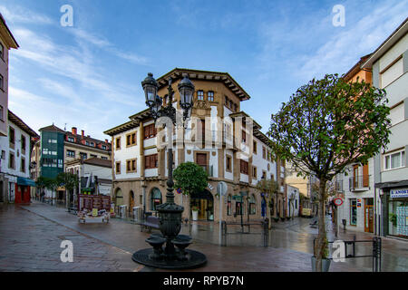 Cangas de Onis, Asturien, Spanien; Januar 2016: Straßen und Gebäude des Dorfes Cangas de Onis in der Provinz Asturien Stockfoto