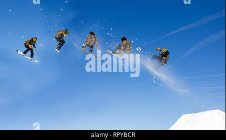 Snowboarden Snowboard Snowboarder an springen Berge an einem sonnigen Tag Stockfoto