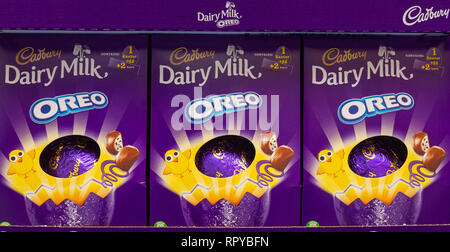 Boxen von Cadbury Dairy Milk Oreo Chocolate Easter Eggs. Stockfoto