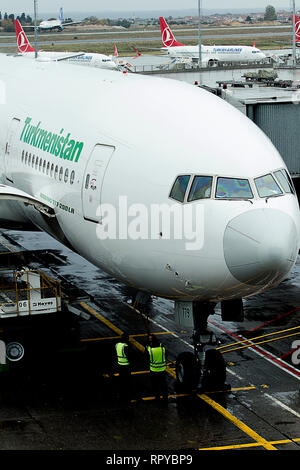 Yesilkoy, Istanbul/Türkei 28. November 2018: Turkmenistan Airlines Boeing 777-200LR am Tor. Stockfoto