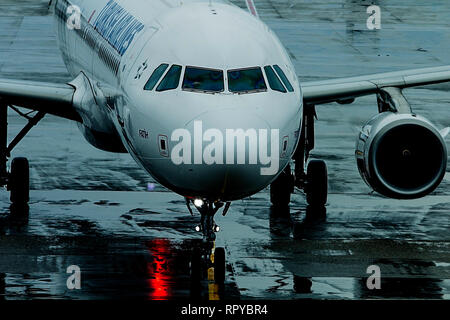 Yesilkoy, Istanbul/Türkei - November 28, 2018: Ein Turkish Airlines Commercial Passenger Jet tor Ansätze am Flughafen Istanbul. Stockfoto