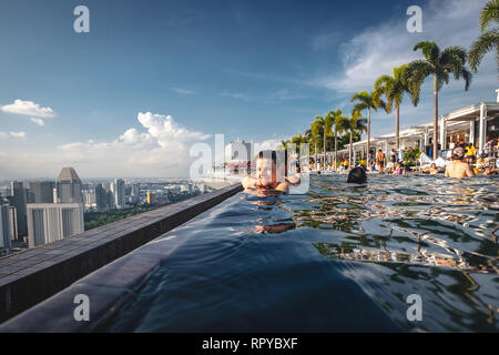 Die wunderbare Dachterrasse mit Pool in Singapur Stockfoto