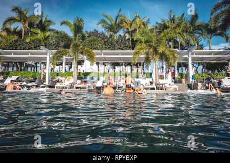 Die wunderbare Dachterrasse mit Pool in Singapur Stockfoto