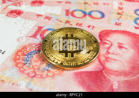 Crypto Währung Konzept - ein Bitcoin mit Chinece Währung Renminbi Yuan RMB, Stockfoto