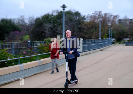 Gemieteten roller Fahrer in Austin, TX, USA Stockfoto