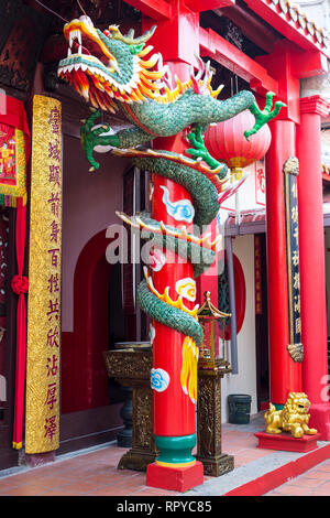 Dragon um Säule am Eingang der Cheng Hoon Teng Tempel, Melaka, Malaysia. Stockfoto