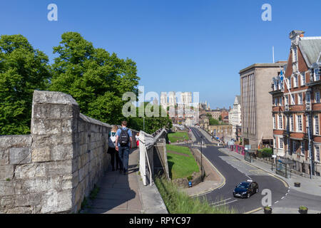 York Minster gesehen von den Stadtmauern, Stadt York, UK. Stockfoto