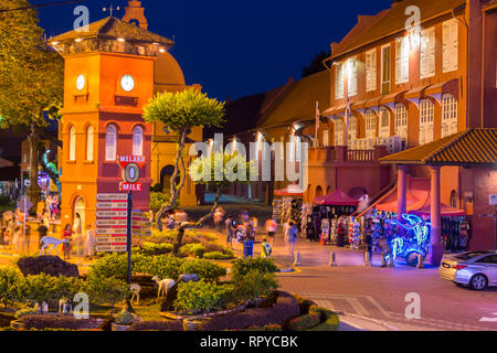 Stadthuys auf der rechten Seite an der Nacht, ehemaligen niederländischen Governor's Residence und Rathaus, erbaut 1650. Beleuchtete Trishaw in der unteren rechten, warten auf Touristen. Stockfoto