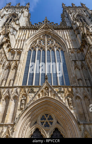 Details über dem Haupteingang Türen zu York Minster (ehemals Kathedrale und Metropolitical Kirche St. Peter in New York), Stadt York, UK. Stockfoto