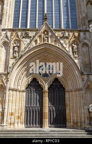 Detail der Haupteingangstüre zu York Minster (ehemals Kathedrale und Metropolitical Kirche St. Peter in New York), Stadt York, UK. Stockfoto