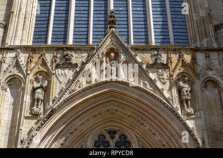 Detail der Haupteingangstüre zu York Minster (ehemals Kathedrale und Metropolitical Kirche St. Peter in New York), Stadt York, UK. Stockfoto