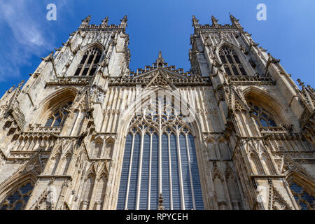 Details über dem Haupteingang Türen zu York Minster (ehemals Kathedrale und Metropolitical Kirche St. Peter in New York), Stadt York, UK. Stockfoto