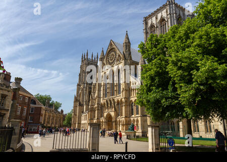 York Minster (ehemals Kathedrale und Metropolitical Kirche St. Peter in York) gesehen von Minster Hof, Stadt York, UK. Stockfoto