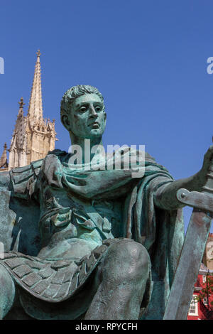 Statue von Konstantin dem Großen von Philip Jackson neben York Minster, Stadt York, UK. Stockfoto