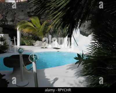 Blick auf die Poolanlage im ehemaligen Cesar Manrique's Home; türkis Wasser kontrastiert mit Brillant-weiße Böden und Black Rock Wände Stockfoto