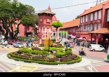 Stadthuys auf der rechten Seite. Ehemalige niederländische Governor's Residence und Rathaus, erbaut 1650. Melaka, Malaysia. Stockfoto